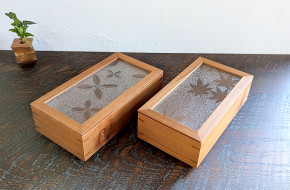昭和の建具に使われていた型板ガラスを再利用した、木製小箱の写真